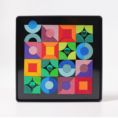 Puzzle de madeira colorido com padrão geométrico numa caixa preta