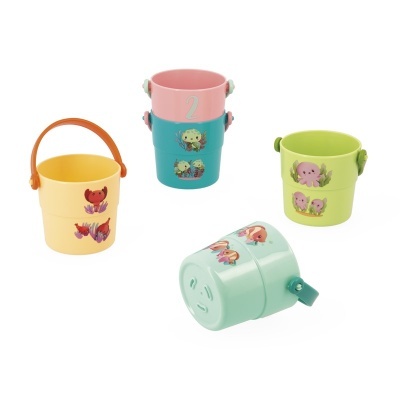 Conjunto colorido de baldes de plástico com desenhos de animais marinhos.