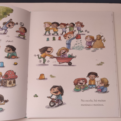 Página ilustrada de livro infantil com crianças a brincar e texto em português