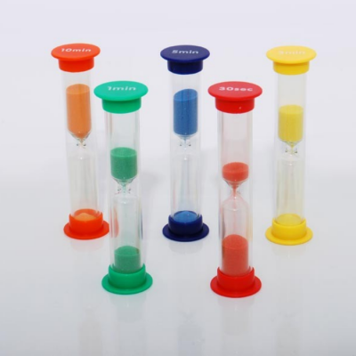 Cinco ampulhetas coloridas com texto de tempos nas tampas