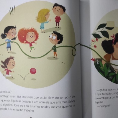 Ilustração de crianças a brincar com videira num livro infantil com texto em português