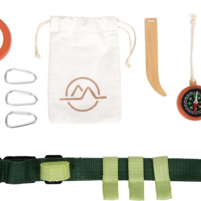 Kit de ferramentas para atividades ao ar livre com lupa, mosquetões, bússola, faca, apito, saco e cinta verde.