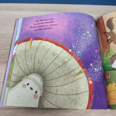 Página de livro ilustrado com cogumelo sorridente e texto em português sobre esporos