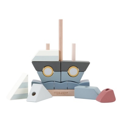 Brinquedo de empilhar de madeira em forma de barco com blocos coloridos.