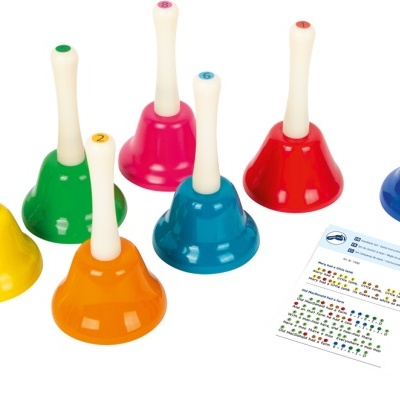 Conjunto de sinos coloridos com cabo branco e folha de notação musical