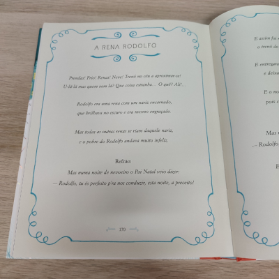Página aberta de livro infantil com texto em português sobre o personagem A Rena Rodolfo.