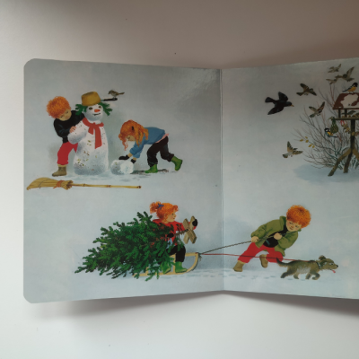 Ilustração de crianças a brincar na neve com boneco de neve e trenó com árvore de Natal