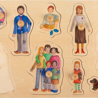 Puzzle de encaixe de madeira com figuras humanas coloridas e um cão.