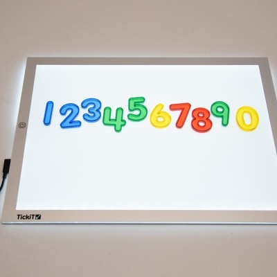 Placa luminosa branca com números multicoloridos magnéticos