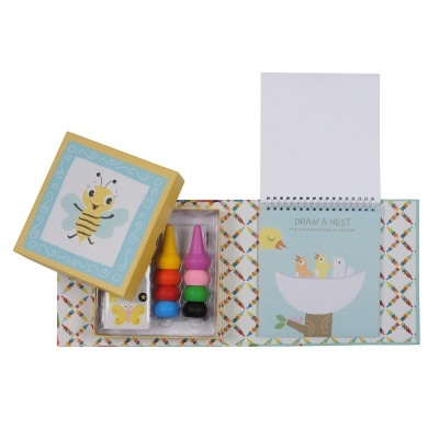 Conjunto de desenho com lápis de cera coloridos, bloco de papel com capa 'DRAW A NEST' e caixa decorada com ilustração de abelha