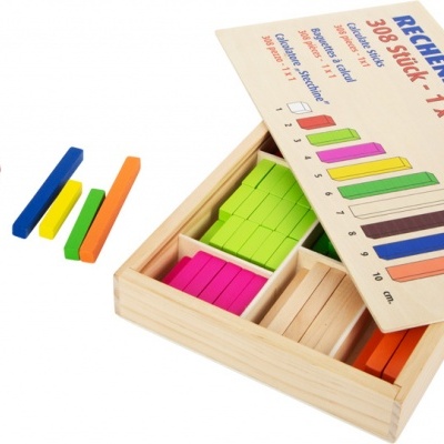 Conjunto de blocos de madeira coloridos para matemática numa caixa de madeira com tampa com texto em alemão