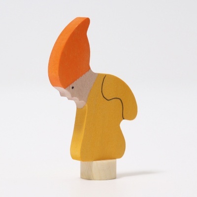Figura de madeira de gnomo com chapéu laranja e roupa amarela