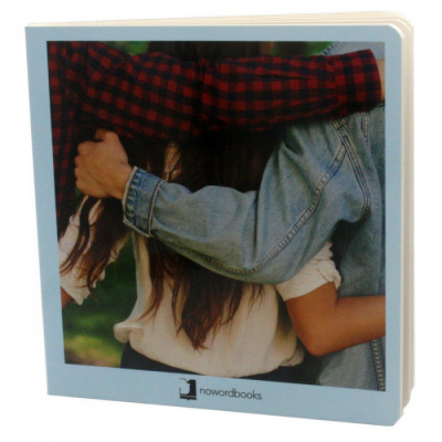 Livro com capa com foto de duas pessoas abraçadas e texto 'nowordbooks'