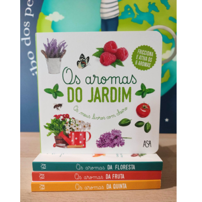 Conjunto de quatro livros coloridos sobre aromas empilhados numa mesa