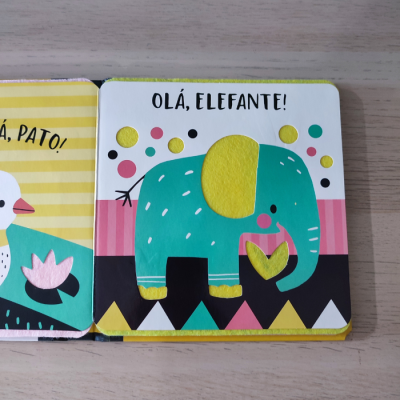 Página de livro infantil com ilustração de elefante colorido e texto Olá, Elefante!