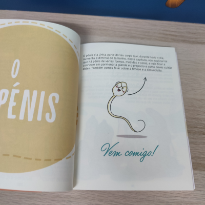 Página de livro infantil com texto e ilustração de célula espermática com óculos