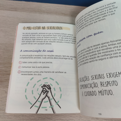 Livro aberto em português sobre sexualidade com texto, títulos, tópicos numerados, ilustração de mãos dadas, nas páginas 118 e 119.