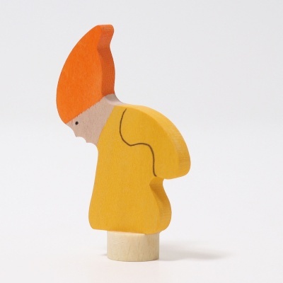 Figura decorativa de madeira pintada com chapéu laranja e corpo amarelo