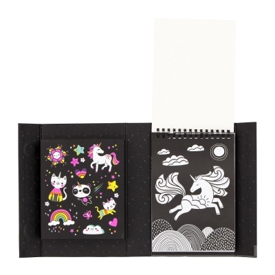 Bloco de notas com ilustrações de unicórnios e gatos para colorir