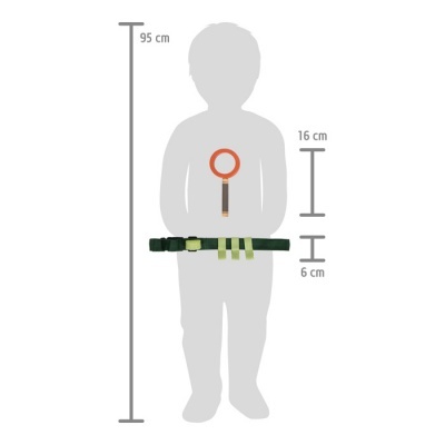Silhueta de criança com cinto verde e argola laranja, com medidas ao lado