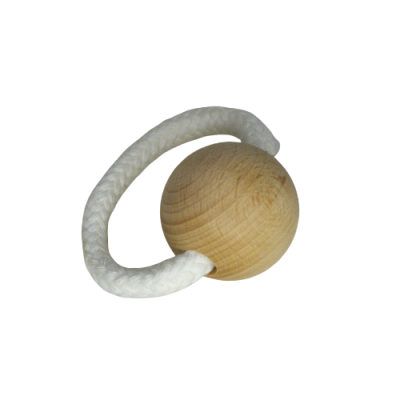 Esfera de madeira clara com corda branca entrelaçada