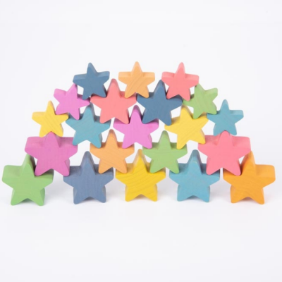 Estrelas coloridas de madeira empilhadas em forma de arco