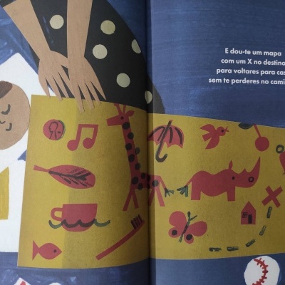 Livro aberto com ilustração de mapa colorido e texto em português