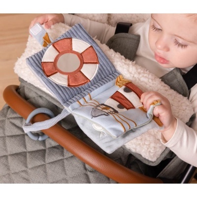 Livro têxtil para bebé com espelho e boia, na mão de criança num carrinho