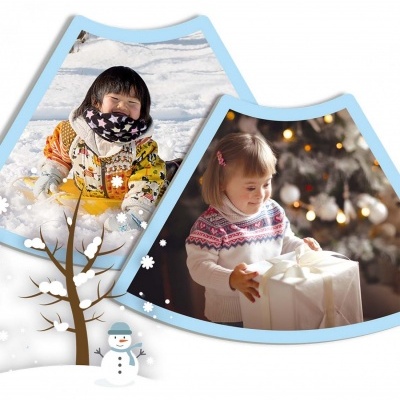 Montagem de fotos de crianças em moldura azul em forma de sino, uma na neve e outra com presente de Natal.