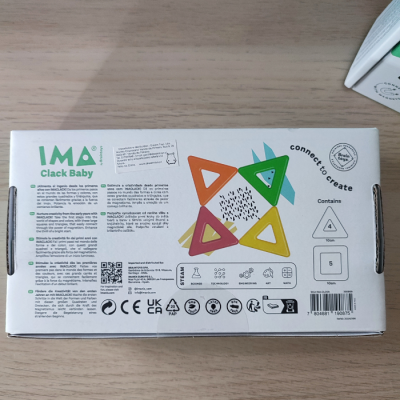 Embalagem do brinquedo Clack Baby da IMA com triângulos coloridos e texto