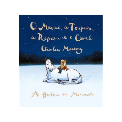Capa de livro com cavalo branco e menino na neve, texto dourado em fundo azul estrelado
