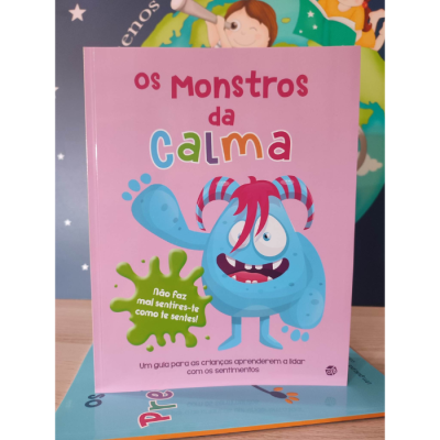 Capa de livro infantil rosa com monstro azul e texto colorido