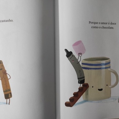 Página de livro infantil com objetos animados e texto em português sobre amor e chocolate.