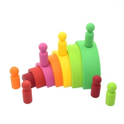 Blocos em arcos coloridos com figuras humanas de madeira