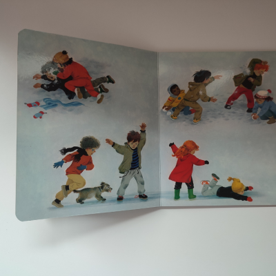 Ilustração colorida de crianças a brincar no gelo com roupas de inverno e um cão pequeno