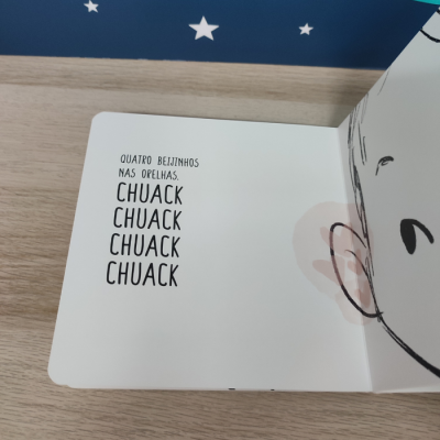 Página de livro infantil com texto e ilustração parcial do rosto de uma criança