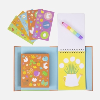 Conjunto de desenho com autocolantes, bloco amarelo com regador e flores, marcador colorido e estojo castanho com interior azul.