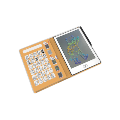 Tablet digital com capa castanha e ilustração de gato colorida no ecrã