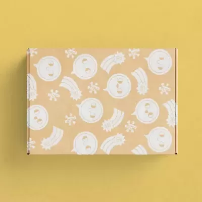 Caixa de cartão com padrões brancos sobre fundo castanho