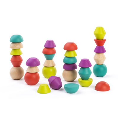 Blocos de madeira coloridos para empilhar de várias formas e cores sobre superfície branca