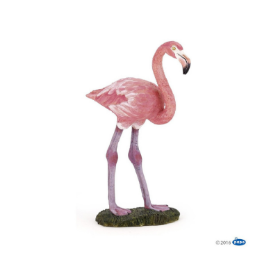 Estátua decorativa rosa de flamingo com base verde sobre fundo branco