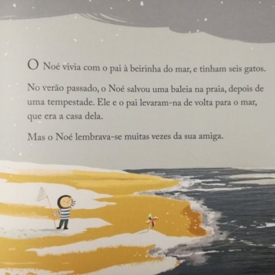 Página de livro infantil mostrando uma praia, mar, criança com riscas, e casa cinzenta