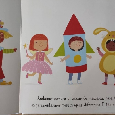Quatro personagens infantis coloridos e texto em português sobre trocar de máscaras.