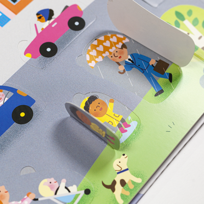 Página de livro infantil com ilustrações coloridas de pessoas e carros e abas móveis