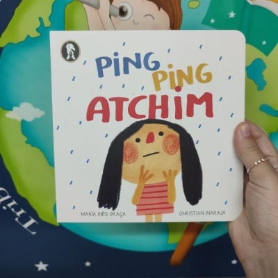 Livro infantil PING PING ATCHIM capa dura com ilustração de menina