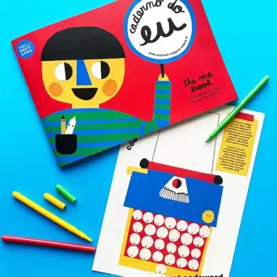 Livro infantil colorido com ilustração e lápis de cor