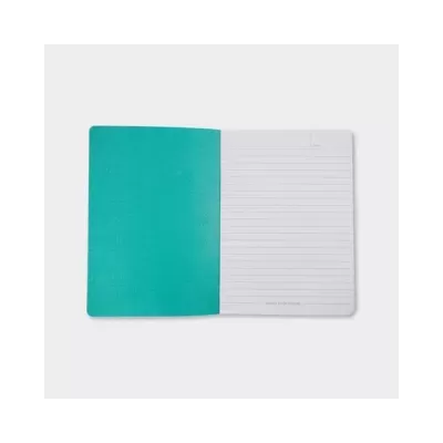 Caderno aberto com capa verde azulada e páginas internas com linhas horizontais