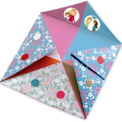 Origami floral colorido com dobras triangulares e imagens de personagens