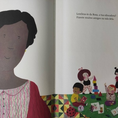 Página ilustrada de livro infantil com mulher e crianças a brincarem