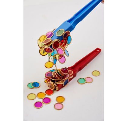 Pás plásticas azul e vermelha segurando fichas coloridas redondas com bordas douradas sobre fundo branco.